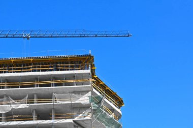 Turna ve bina mavi gökyüzüne karşı yapım aşamasında