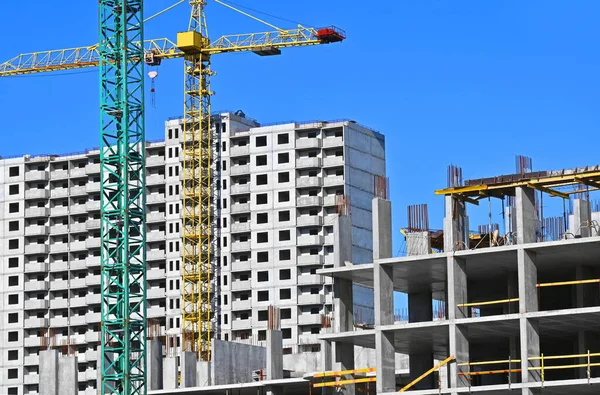 Grue Bâtiment Construction Contre Ciel Bleu — Photo