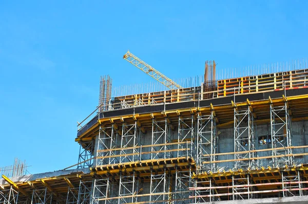 Gru Edificio Costruzione Contro Cielo Blu — Foto Stock