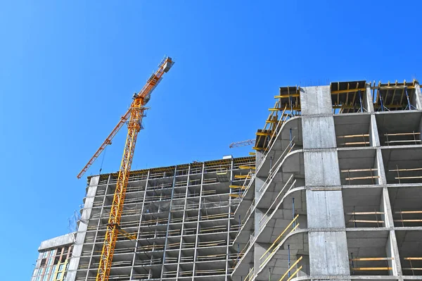 Grue Bâtiment Construction Contre Ciel Bleu — Photo