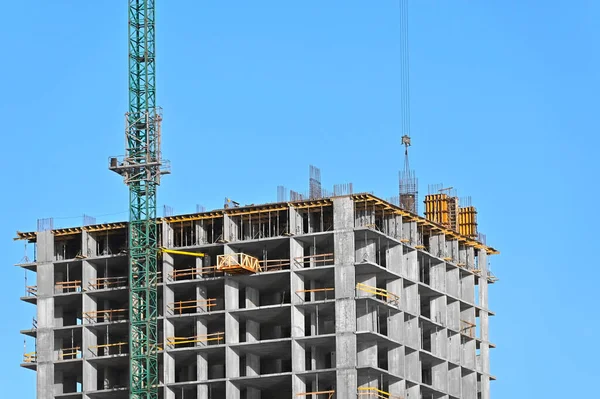 Kran Und Gebäude Bau Vor Blauem Himmel — Stockfoto