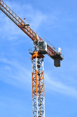 Mavi gökyüzüne karşı yüksek inşaat kulesi vinci