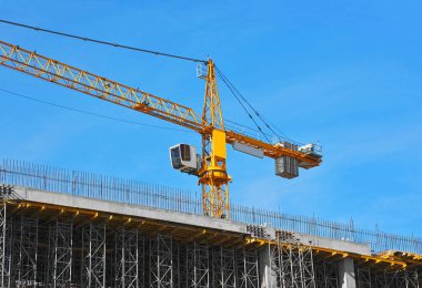 Turna ve bina mavi gökyüzüne karşı yapım aşamasında