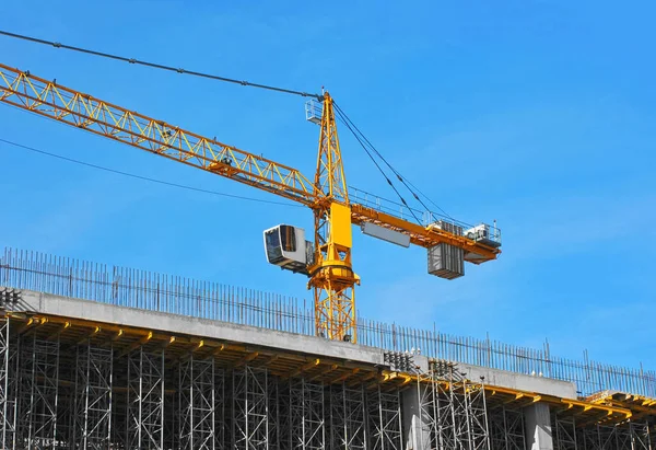 Grue Bâtiment Construction Contre Ciel Bleu — Photo