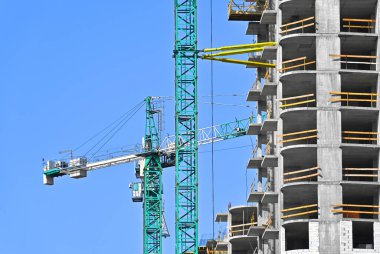 Turna ve bina mavi gökyüzüne karşı yapım aşamasında