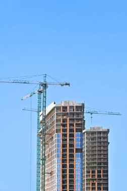 Turna ve bina mavi gökyüzüne karşı yapım aşamasında