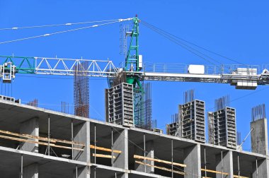 Turna ve bina mavi gökyüzüne karşı yapım aşamasında