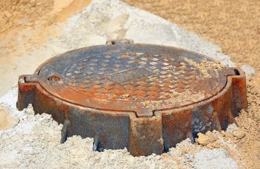 İnşaat alanında paslı çukur kaplama halkası