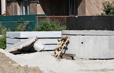 İnşaat alanında beton boşaltma çukuru bloğu
