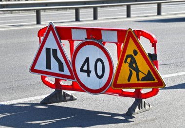 Yol inşaatında imza ve çit