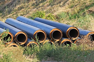 İnşaat alanında ısı yalıtımlı paslı çelik boru.