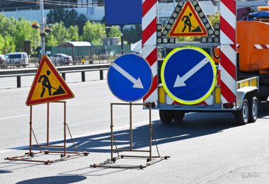 Yol inşaatında imza ve çit