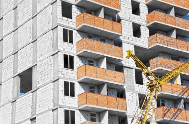 Turna ve bina beton ve tuğladan