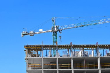 Turna ve bina mavi gökyüzüne karşı yapım aşamasında