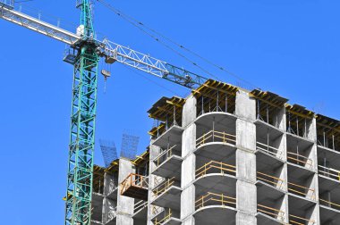 Turna ve bina mavi gökyüzüne karşı yapım aşamasında