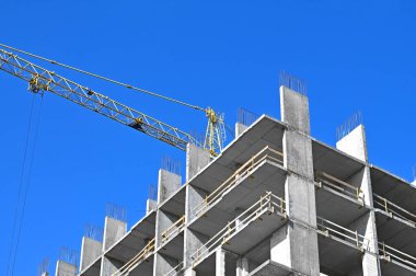 Turna ve bina mavi gökyüzüne karşı yapım aşamasında