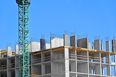 Turna ve bina mavi gökyüzüne karşı yapım aşamasında