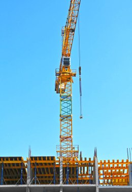 Turna ve bina mavi gökyüzüne karşı yapım aşamasında