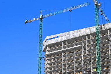 Turna ve bina mavi gökyüzüne karşı yapım aşamasında