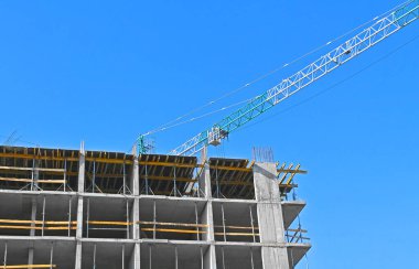 Turna ve bina mavi gökyüzüne karşı yapım aşamasında