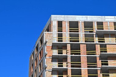 Yüksek binalı inşaat inşaat iskelesi ile çalışıyor