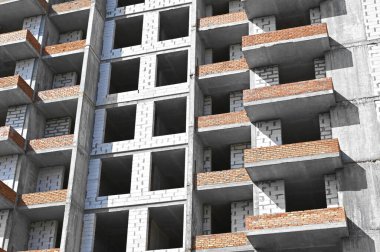 İnşaat inşaatı beton ve tuğladan yapılıyor.