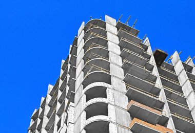 Yüksek binalı inşaat inşaat iskelesi ile çalışıyor