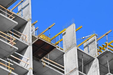 Yüksek binalı inşaat inşaat iskelesi ile çalışıyor