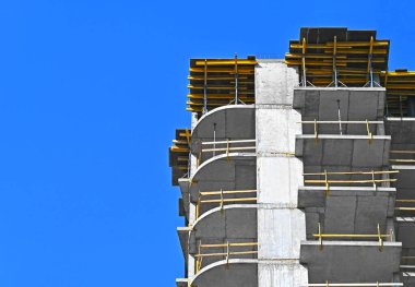 Yüksek binalı inşaat inşaat iskelesi ile çalışıyor