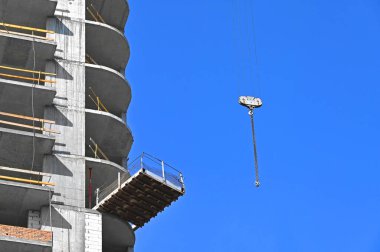 Yüksek binalı inşaat inşaat iskelesi ile çalışıyor