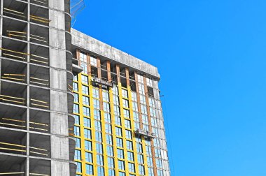 Yüksek binalı inşaat inşaat iskelesi ile çalışıyor