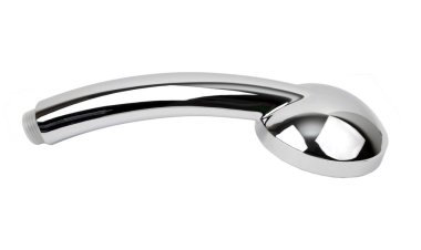 Krom kaplama duş başlığı, beyaz arka planda izole edilmiş.