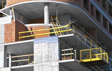 İnşaat inşaatı beton ve tuğladan yapılıyor.