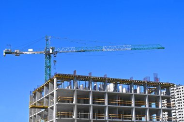 Turna ve bina mavi gökyüzüne karşı yapım aşamasında