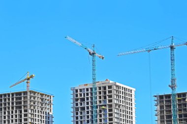 Turna ve bina mavi gökyüzüne karşı yapım aşamasında