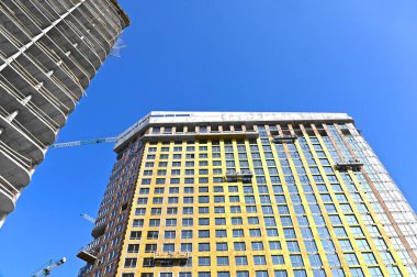 Turna ve bina mavi gökyüzüne karşı yapım aşamasında