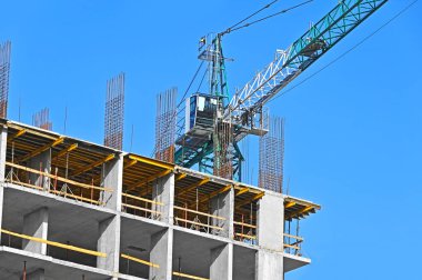 Turna ve bina mavi gökyüzüne karşı yapım aşamasında