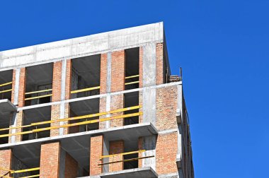 Yüksek binalı inşaat inşaat iskelesi ile çalışıyor