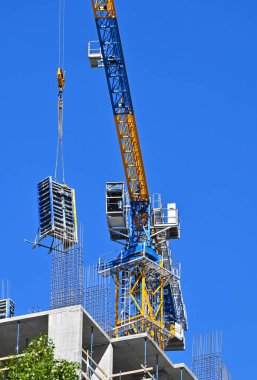 Turna ve bina mavi gökyüzüne karşı yapım aşamasında