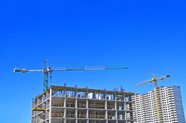 Turna ve bina mavi gökyüzüne karşı yapım aşamasında