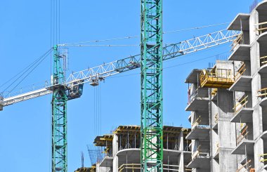 Turna ve bina mavi gökyüzüne karşı yapım aşamasında