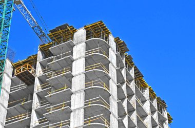 Turna ve bina mavi gökyüzüne karşı yapım aşamasında