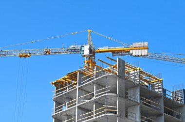 Turna ve bina mavi gökyüzüne karşı yapım aşamasında