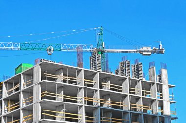 Turna ve bina mavi gökyüzüne karşı yapım aşamasında