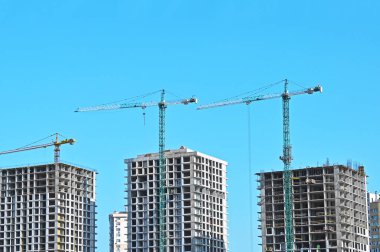 Turna ve bina mavi gökyüzüne karşı yapım aşamasında