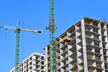 Turna ve bina mavi gökyüzüne karşı yapım aşamasında