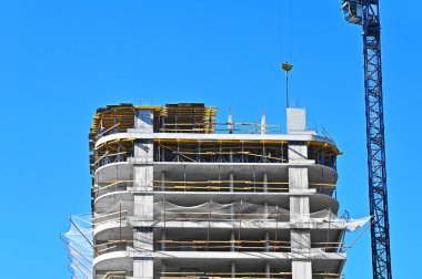 Turna ve bina mavi gökyüzüne karşı yapım aşamasında