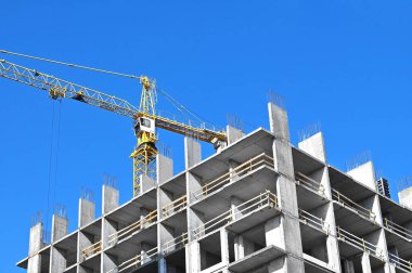 Turna ve bina mavi gökyüzüne karşı yapım aşamasında