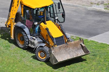 Yol inşaatında çağdaş sarı buldozer