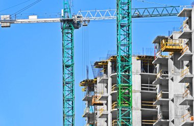 Turna ve bina mavi gökyüzüne karşı yapım aşamasında